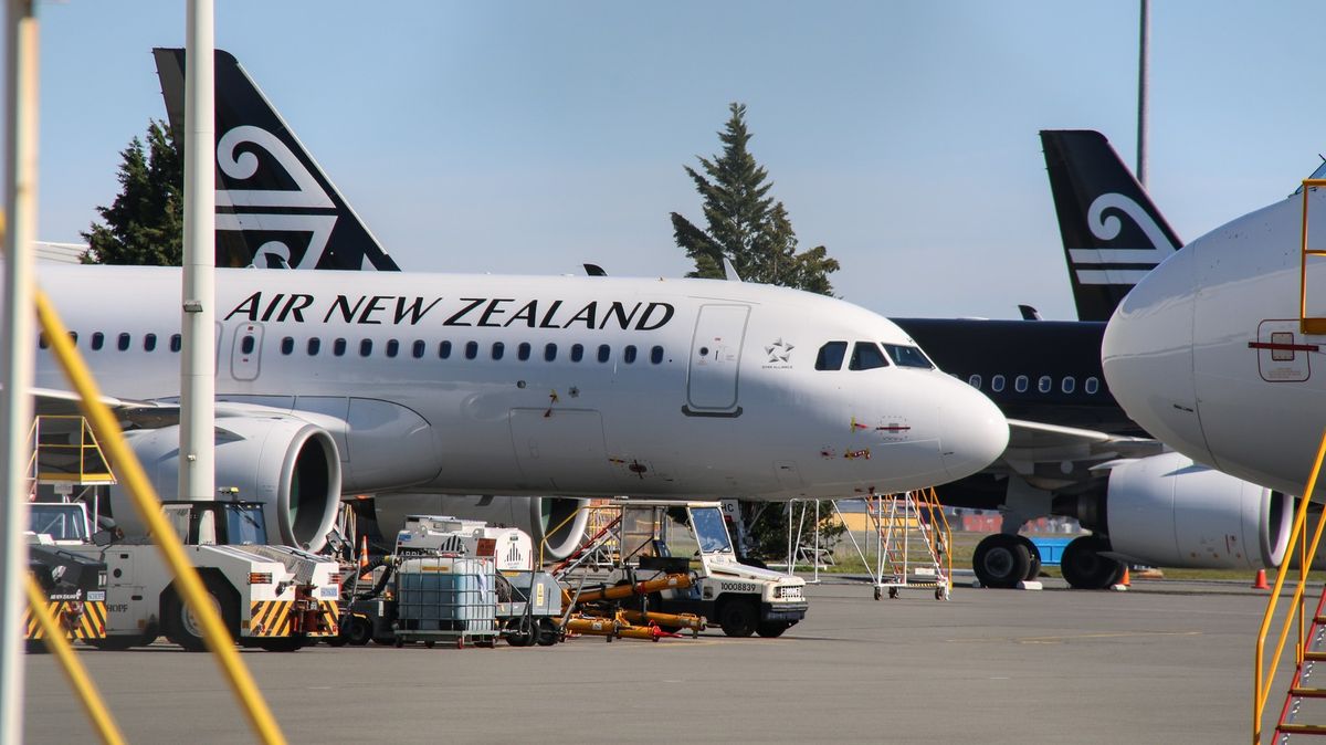 Desetitisíce Novozélanďanů čekají ve frontě a nemůžou domů